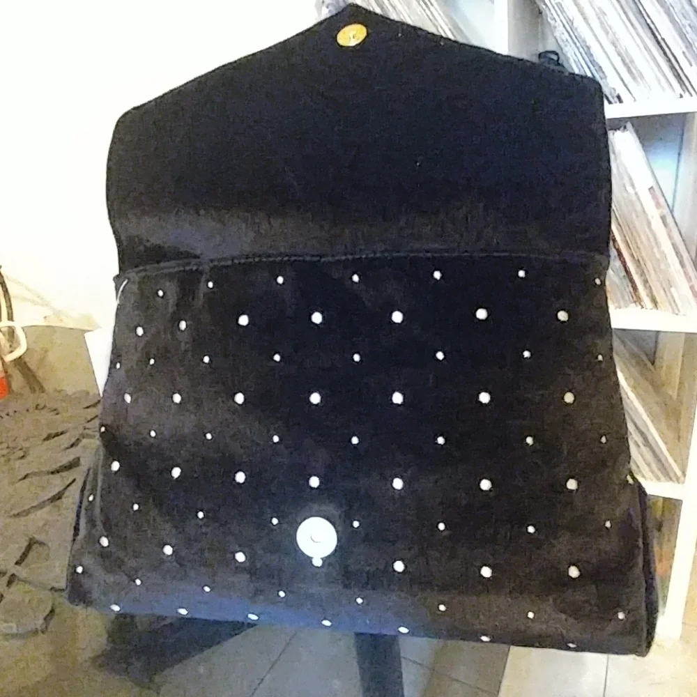 🌺NWT Shimmer Dot Velvet Clutch